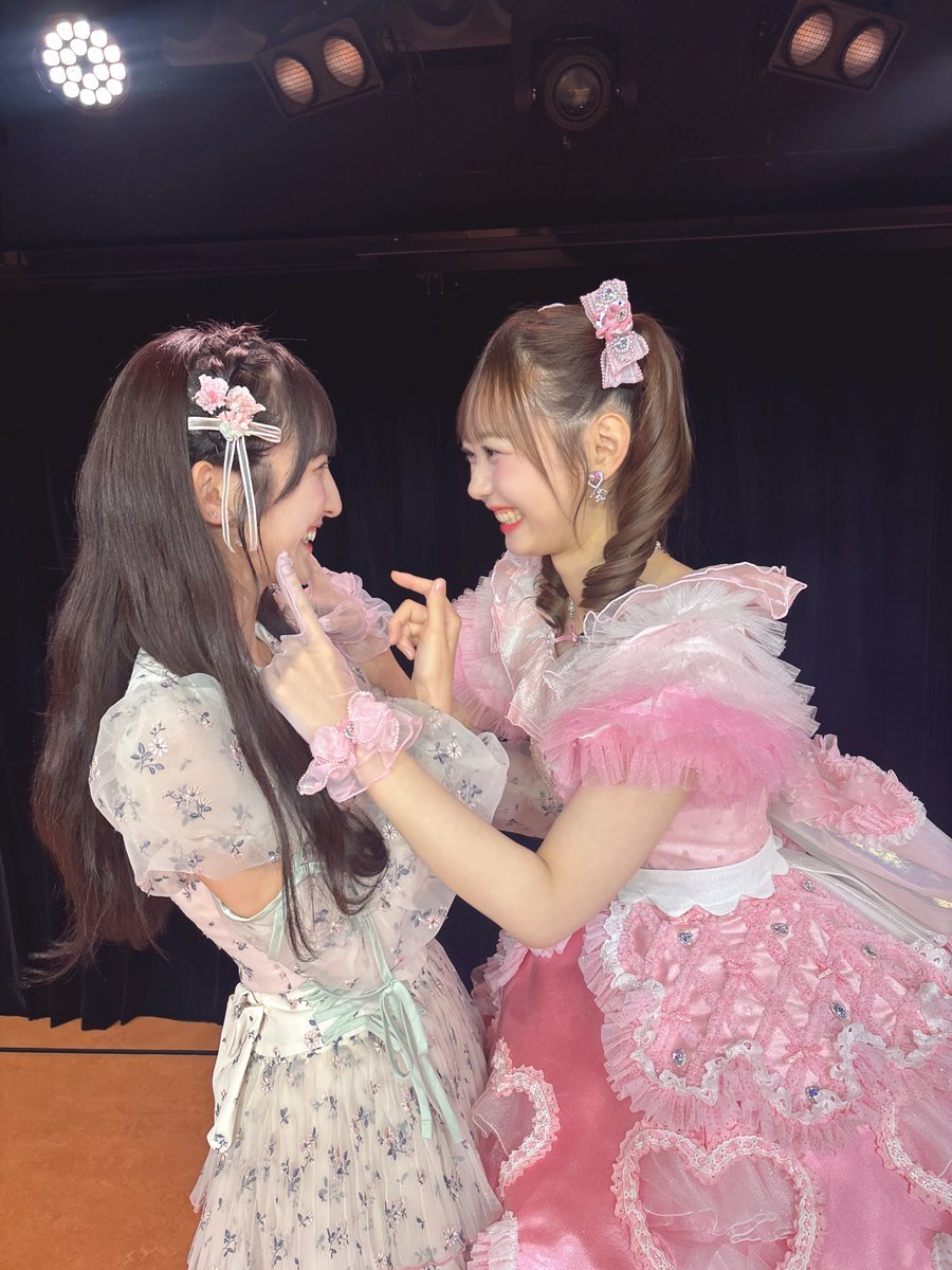 ayamin_112's tweet photo. #大盛真歩卒業公演 
一緒に昇格したあの日から今日までずーっと！
いっぱい一緒に公演やフェスに出たり、
時には辛い時もお互いたっくさん励まし合って
同期のように共に過ごしてきた真歩。

今日はいつもと違う眼差しで目を合わせる真歩に
寂しさと懐かしさで胸がいっぱいでした🥺

真歩はずっと最高のアイドルだったよ！
本当にお疲れ様！いつまでも大好き🐰💖