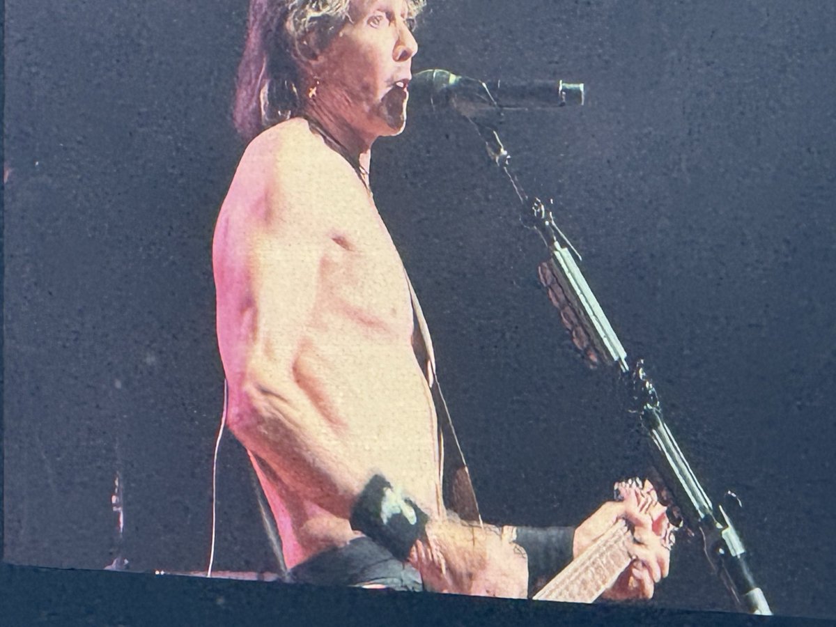 bjthomas48's tweet photo. @ZOrtiz9919 Just saw him live with Sammy Hagar. LOL https://t.co/9oH9St86lo