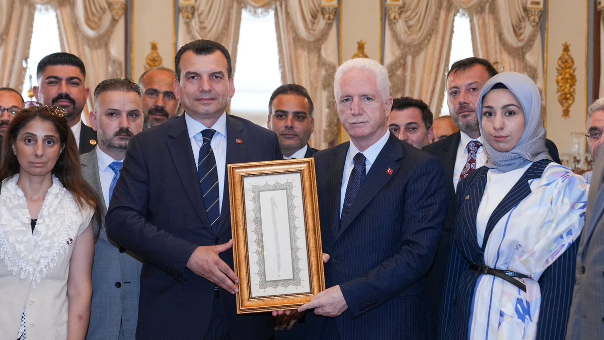 s_selimsimsek's tweet photo. Bugün, İl Başkan Yardımcılarımız ve İl Yönetim Kurulu üyelerimizle birlikte İstanbul Valimiz Sayın Davut Gül’ü makamında ziyaret ettik.

Gerçekleştirdiğimiz görüşmede, İstanbul’umuzun gündemine dair çeşitli konularda karşılıklı istişarelerde bulunma fırsatı bulduk.

Nazik kabulleri ve samimi misafirperverlikleri için Sayın Valimiz Davut Gül’e teşekkür ediyor, görevinde üstün başarılar diliyorum.

Rabbim birlik ve beraberlik içerisinde milletimize ve güzel İstanbul’umuza hayırlı hizmetler yapmayı nasip etsin. 

#İstanbul 
#SelimŞimşek 
#MuhsinYazıcıoğlu