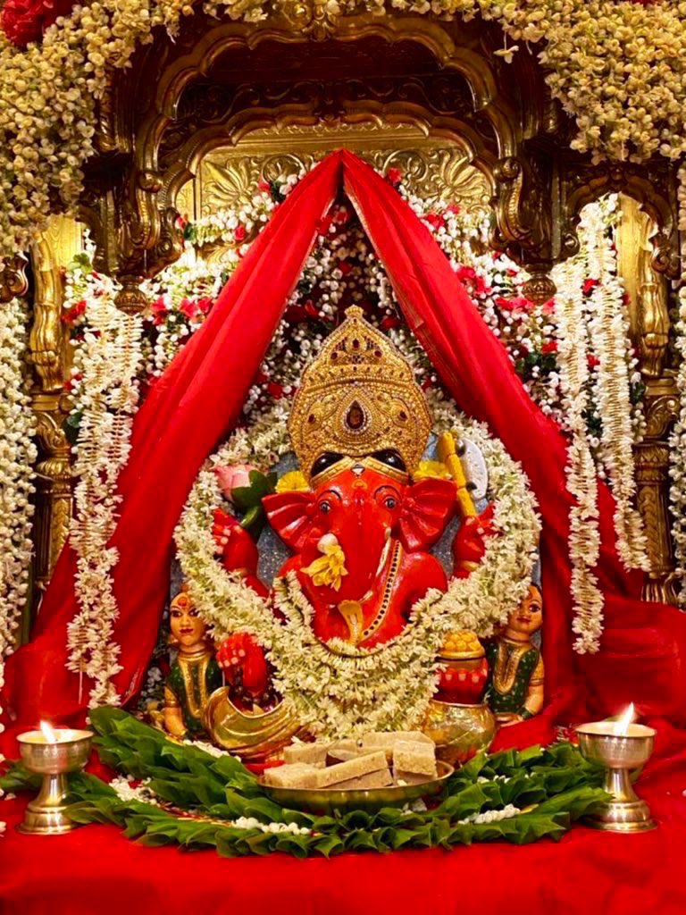 Gravim71's tweet photo. 🌺श्रीगणेशभुजङ्गम् 🌺
रणत्क्षुद्रघण्टानिनादाभिरामंचलत्ताण्डवोद्दण्डवत्पद्मतालम् ।
लसत्तुन्दिलाङ्गोपरिव्यालहारं गणाधीशमीशानसूनुं तमीडे॥
ध्वनिध्वंसवीणालयोल्लासिवक्त्रं
स्फुरच्छुण्डदण्डोल्लसद्बीजपूरम्।
गलद्दर्पसौगन्ध्यलोलालिमालं
गणाधीशमीशानसूनुं तमीडे॥
🌹🍃ऊं गं गणाधिपत्यै नमः🍃🌹 https://t.co/ybzaTUATtb
