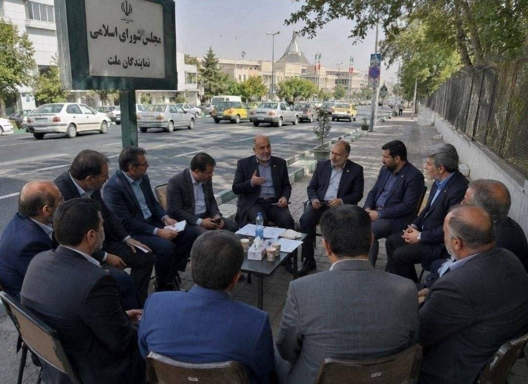 sattarkhan121's tweet photo. تصویری که فراتر از یک خبر است

مجلسی که نبودش هم احساس نمی‌شود!

تصویر تجمع شماری از نمایندگان مجلس مقابل ساختمان بهارستان، صرفاً یک عکس خبری نیست؛ بلکه بازتاب یک پرسش جدی درباره جایگاه نهاد قانون‌گذاری در ساختار حکمرانی است.

نمایندگان، امروز در بیرون از ساختمان مجلس تجمع کرده‌اند تا به تعطیلی نهادی اعتراض کنند که خود عضو آن هستند.
آیا مجلس همچنان یک نهاد مستقل و اثرگذار است یامجلس تزئینی!

اگر کشوری بتواند ماه‌ها بدون مجلس اداره شود، این خود بزرگ‌ترین گواه آن است که چنین مجلسی در ساختار قدرت، نقشی واقعی و مؤثر ندارد. نهادی که بود و نبودش تفاوتی در زندگی مردم ایجاد نمی‌کند، چگونه می‌تواند ادعای نمایندگی ملت را داشته باشد؟
مجلسی که از دل رأی آزاد مردم برنخیزد، نه پشتوانه ملت را دارد و نه می‌تواند مدعی دفاع از حقوق آنان باشد.

پس لطفا تکلیف این بنده خداهارا مشخص کنید ، اگر قرار نیست مجلس باز شود این بنده خداها برن سراغ کارشون مسافرکشیِ اسنپ

تا نه الکی پول بگیرند
و یک خدمتی هم در ازای پولی که میگیرند ارائه داده باشند.