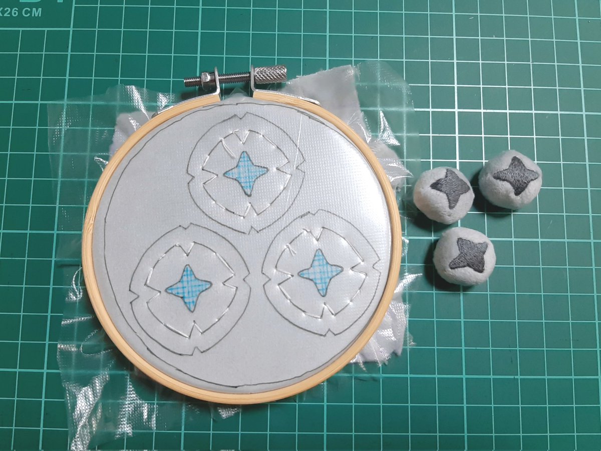 7hinase's tweet photo. ネジの頭半分出来た!
ネジの軸?部分どうやって作ろう……やパーツ小さくても刺繍するべきか?💦
コイルのぬい作ってる人達のポスト見て考えよう😣 https://t.co/S2gzEYxBXB