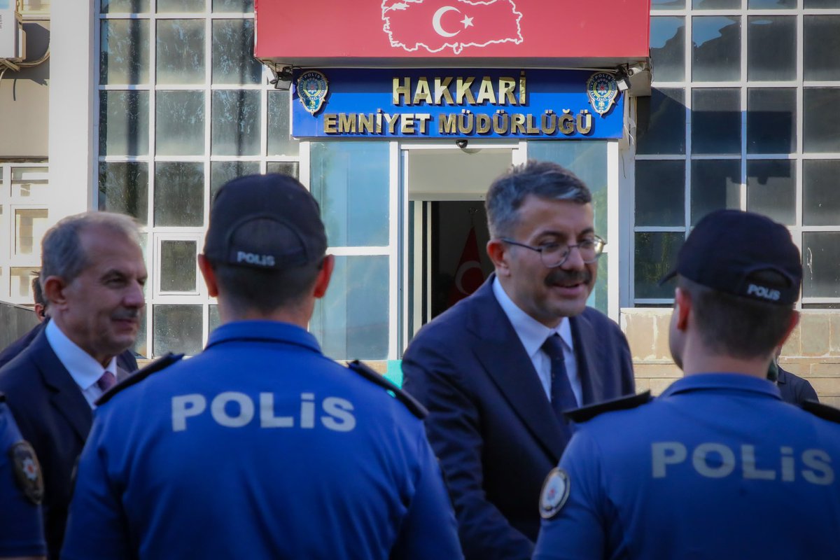 valialicelik's tweet photo. 📍 Hakkâri İl Emniyet Müdürlüğü

Hakkâri Valimiz Sayın İbrahim Taşyapan, İl Emniyet Müdürümüz Sayın Attila Ayata ve milletimizin huzuru için fedakârca görev yapan kahraman polislerimizle bir araya geldik.

Hakkâri’mizin güvenliği ve vatandaşlarımızın huzuru için özveriyle çalışan tüm mesai arkadaşlarımıza kolaylıklar diliyor, nazik ev sahiplikleri için teşekkür ediyorum.
