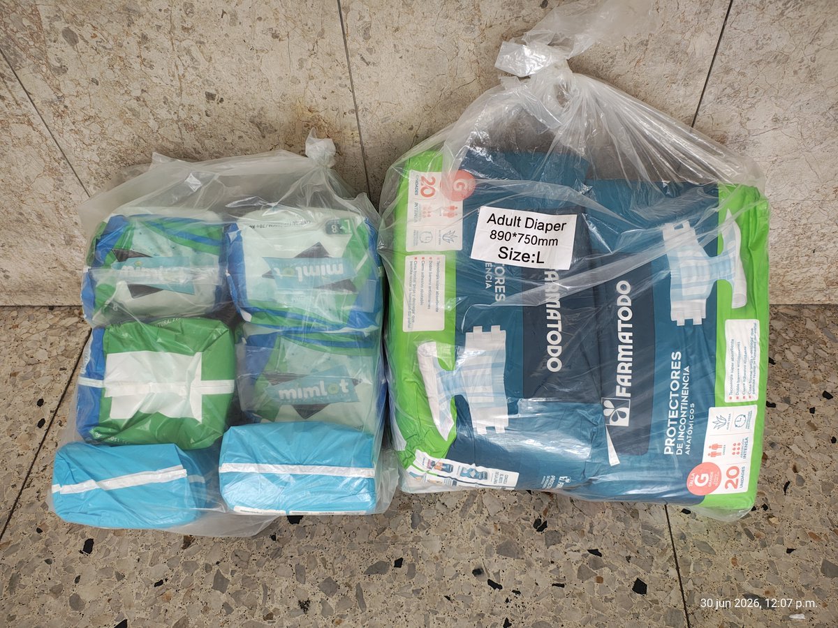 LuisReyes_30's tweet photo. Hoy me entregaron esta donación de pañales para la Sra María, es increíble la solidaridad de las personas en esta situación.
También debo mencionar que hoy recibí una llamada de la Consul argentina y prometió enviar algunas cosas, más no venir personalmente.
Seguiremos esperando. https://t.co/1fhd53RCMd
