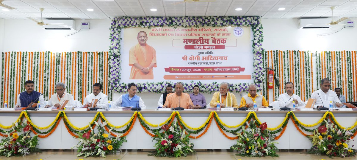 CMOfficeUP's tweet photo. मुख्यमंत्री @myogiadityanath जी ने आज बरेली मंडल के जनप्रतिनिधियों एवं अधिकारियों के साथ लोक निर्माण विभाग की कार्ययोजनाओं की समीक्षा की।

मुख्यमंत्री जी ने जनप्रतिनिधियों द्वारा प्रस्तुत विकास प्रस्तावों की समीक्षा करते हुए निर्देश दिए कि कार्ययोजनाओं को आगामी 15 जुलाई तक अंतिम स्वीकृति प्रदान कर धनराशि अवमुक्त की जाए, ताकि 15 अगस्त, 2026 तक शिलान्यास कर कार्य प्रारंभ कराया जा सके।