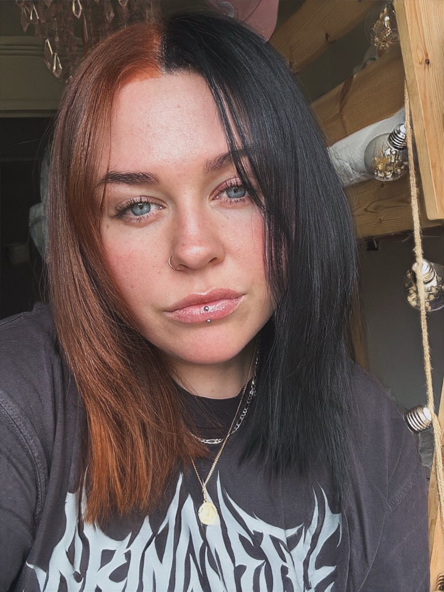 knocked_kat's tweet photo. Split dye slay https://t.co/KpiyAYQFq3