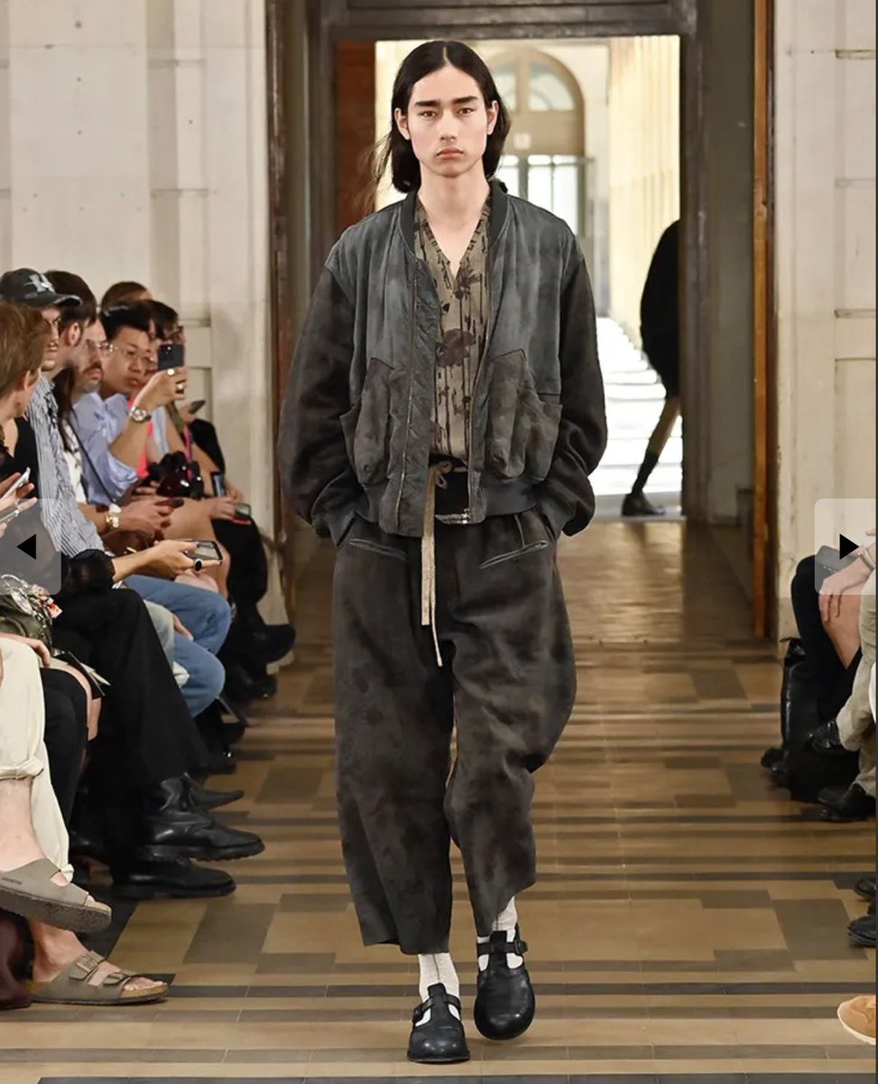 amanojak_koyama's tweet photo. 【ZIGGY CHEN 27SS】 runway

地味にもうここ数年、
パリコレクションの公式スケジュールで
ランウェイショーを発表し続けている
ジギーチェン。

アルチザン系と称されるブランドで
ショーをやり続けているのは
間違いなく希少ではあるし、
僕自身、少なからずそこを評価している部分もあるのだが、

今回も彼ららしいアイデンティティ全開の
ショーでしたね。

『Ambiepose』 = アンビエポーズ(造語)を
題した27SS collection。

時間が布地、色、表面に残す
痕跡によってを創造。

光は薄れ、色は柔らかく、
衣服は着用の記憶を吸収する。

たおやかで優美な服作りは健在ながら、
これまでのシーズンと比較して
シルエットを縮小し、

ボリュームをコントロールすることで
静かな秩序感を生み出した。

"効用と意図の関係"を大事にしたという
今季は、
機能がデザイナーと着用者の選択と
交わる微妙な閾値を担うよう、

一目でわかるアイコニックなディテールと
着用してこそ気づき、恩恵を受ける
ギミックワークを提供している。

霧がかったようなコールドダイや
枯れた花をモチーフにしたプリント&ダイ、

メッシュのように粗く織り上げたリネンなど、
テキスタイルマイスターとしての
矜持も存分に感じられる内容だった。

春夏は明るいトーンに傾倒しがちな
ジギーチェンだが、
今回は曖昧なバランスが面白いダークトーンが目を惹いた。

非常に良かったです。