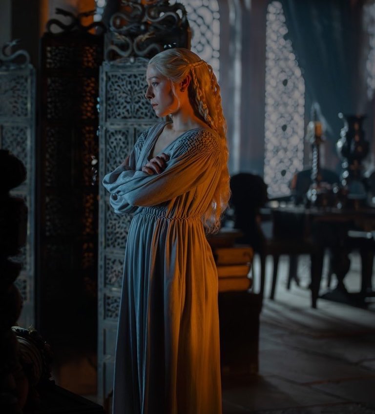 natasharromanof's tweet photo. o volume da camisola fazendo ela parecer grávida, oh Daenerys, já escuto os teus sinais https://t.co/fVRxmMZkf2