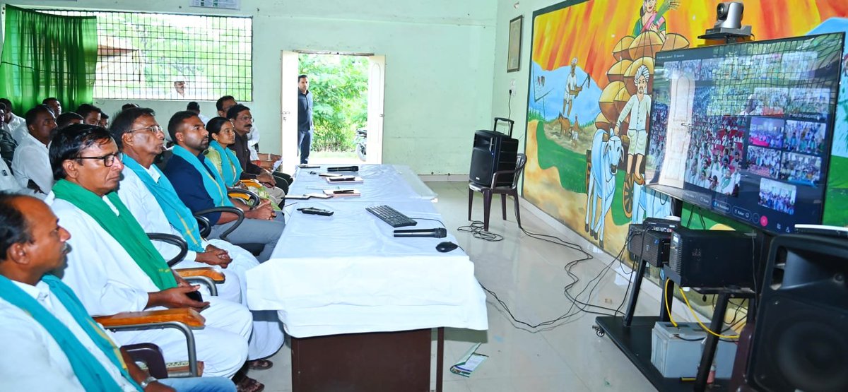 Collector_JGTL's tweet photo. రైతు భరోసా నిధులు విడుదల!
వానాకాలం 2025-26 పెట్టుబడి సాయం విడుదల కార్యక్రమంలో కలెక్టర్ బి. సత్యప్రసాద్ రాయికల్ అల్లిపూర్ రైతు వేదికలో రైతులతో కలిసి పాల్గొన్నారు.
సీఎం రేవంత్ రెడ్డి: రైతు సంక్షేమమే లక్ష్యం. సకాలంలో సాగు కోసం పెట్టుబడి సాయం నేరుగా ఖాతాల్లో జమ.
డిప్యూటీ సీఎం భట్టి: రైతుల అభ్యున్నతికి సాగునీరు, విద్యుత్, మౌలిక సదుపాయాలు.
మంత్రి తుమ్మల: నాణ్యమైన విత్తనాలు, శాస్త్రీయ సాగుతో అధిక దిగుబడులు సాధించాలి.
వ్యవసాయ శాఖ అధికారులు రైతులకు సాంకేతిక సూచనలు అందిస్తారు.

#RythuBharosa #Telangana #Jagtial #FarmersFirst #CMRevanthReddy #Agriculture 
@DCsofIndia @IPRTelangana @TelanganaCMO @TelanganaCS @UttamINC @revanth_anumula @minister_adluri @INC_Ponguleti @Bhatti_Mallu