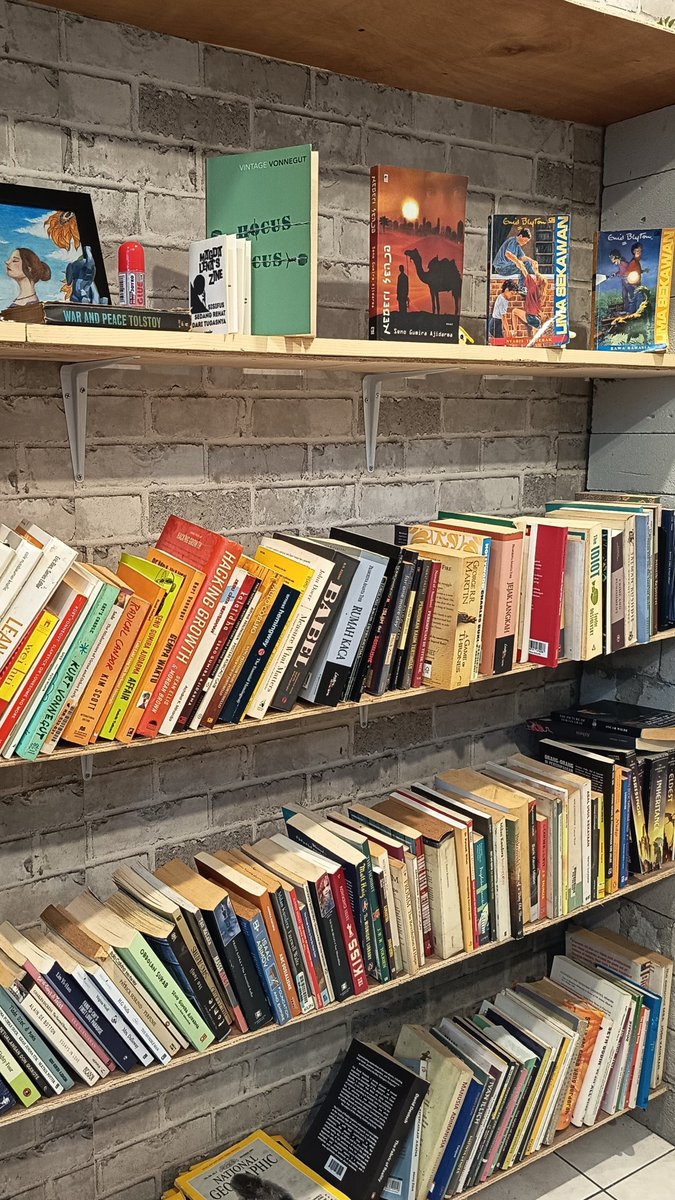 woonajournal's tweet photo. Books cafe berkedok rumah kucing, kalo kata teman aku "rumah kedua" saking nyamannya. Owner sama baristanya ramah poll, free air putih (boleh request dingin). AAAA CINTA CIPUS BANGET https://t.co/uGs3r5FmNg
