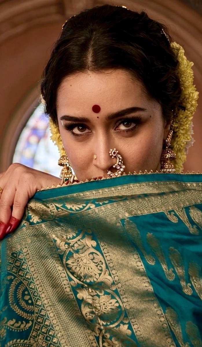 prettyyylilac's tweet photo. Can’t get over her eyes and this stunning look😍

#ShraddhaKapoor #Eetha https://t.co/iCwtmXD8ST