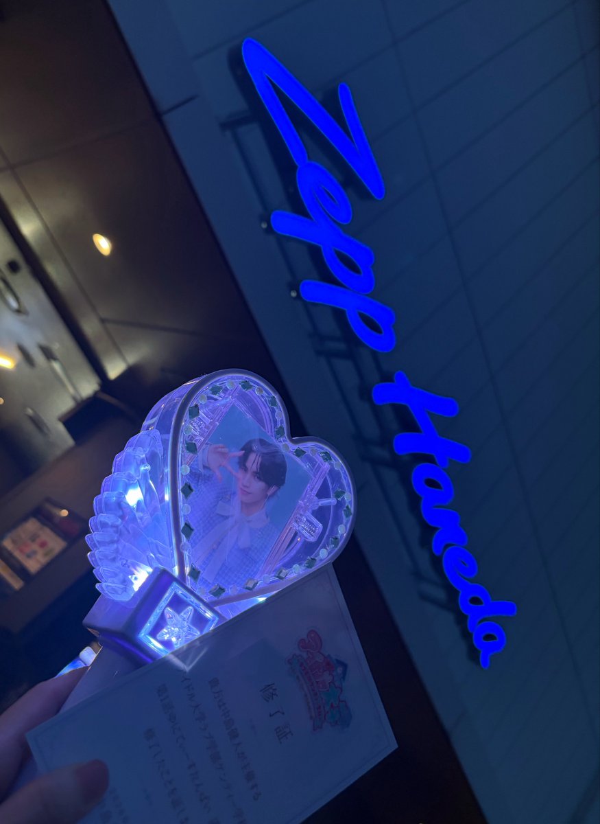 Unity_313's tweet photo. アイドル大学ラブ学部ケンティー学科
無事卒業できました🎓

中島健人先生、講義ありがとうございました。楽しすぎて幸せすぎて。また授業やってください。

教壇を (o'ω'o)タン‼︎て叩くところ
ウワサ通りかわいかったです♡ 

ホットとアイス、どちらもお願いします♡

#K_T_T https://t.co/93oVEWDa0x