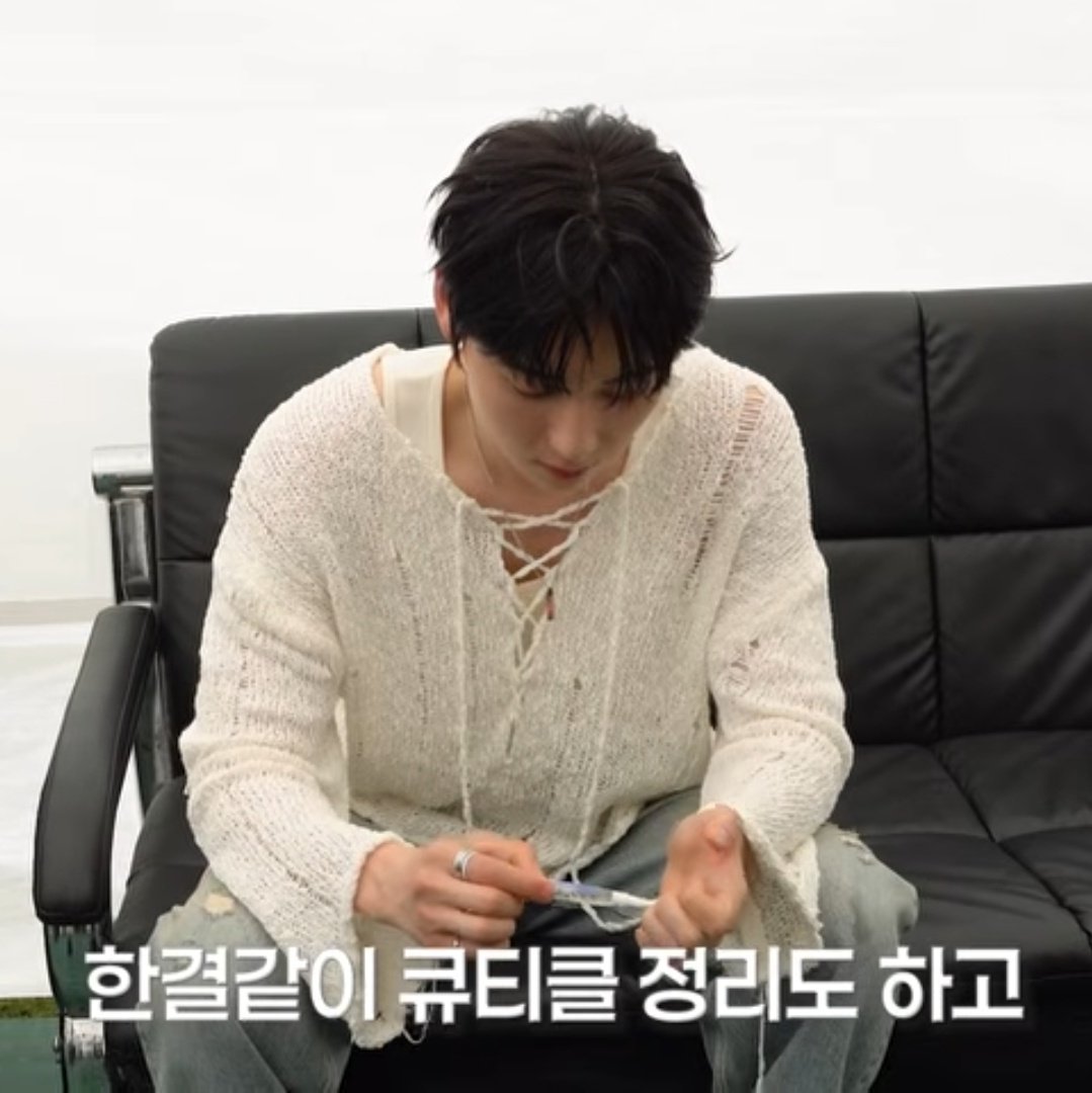 power_ofdestiny's tweet photo. 아니 대기하면서 큐티클 정리하는 사람 처음 봄 아 민현core 개웃기네 https://t.co/zfvu17gS7n