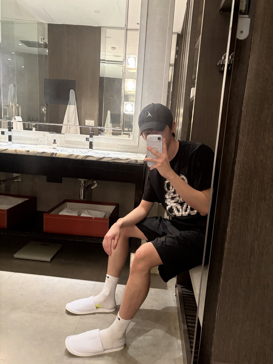 heyitssmarti's tweet photo. white🧦 https://t.co/r1lEEdDVCb
