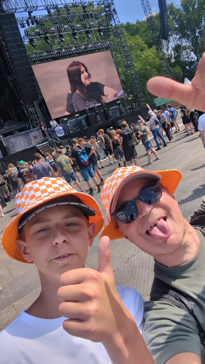 dnsvbl's tweet photo. Eerste vader-zoon-festival-dag-belevenis #liveislive #epic @IronMaiden @Epica @testament @goevurindenotto https://t.co/7rz4P9HcxD