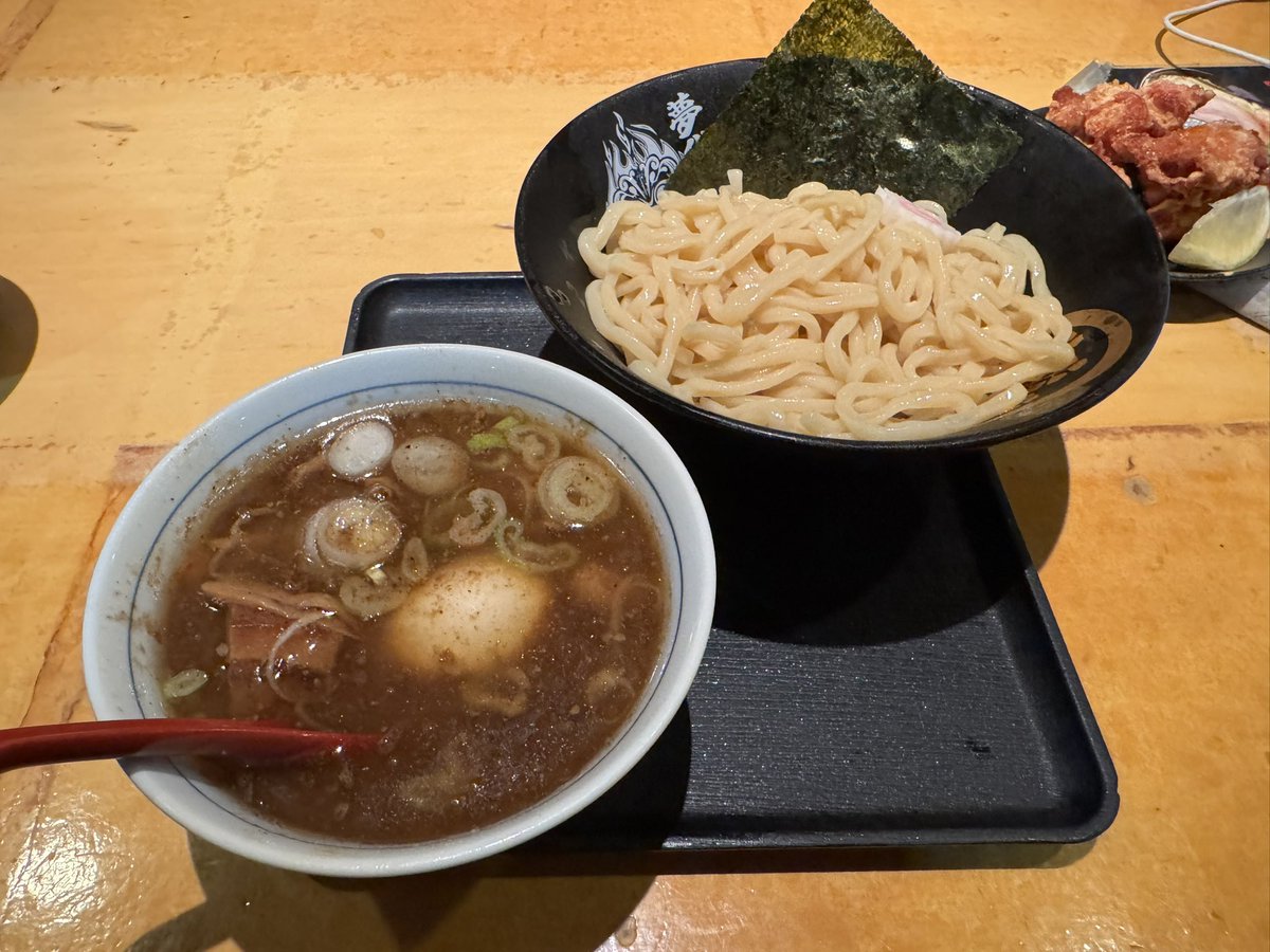 kensuke1001's tweet photo. 麺賊 夢我夢中@小諸市

「29式豚骨醤油‼︎‼︎肉ダブル‼︎‼︎!」
「魚介豚骨つけそば 並」+味玉
「ライス（小）」
「特製唐揚3個」

肉の日限定29式。
300gの肉ダブルの存在感。
濃厚豚骨醤油のスープ。主役級の焼肉とニラに卵黄にニンニク。美味すぎ。

つけは前回麺の印象良すぎたためリピート。 https://t.co/6G2qIZRgly
