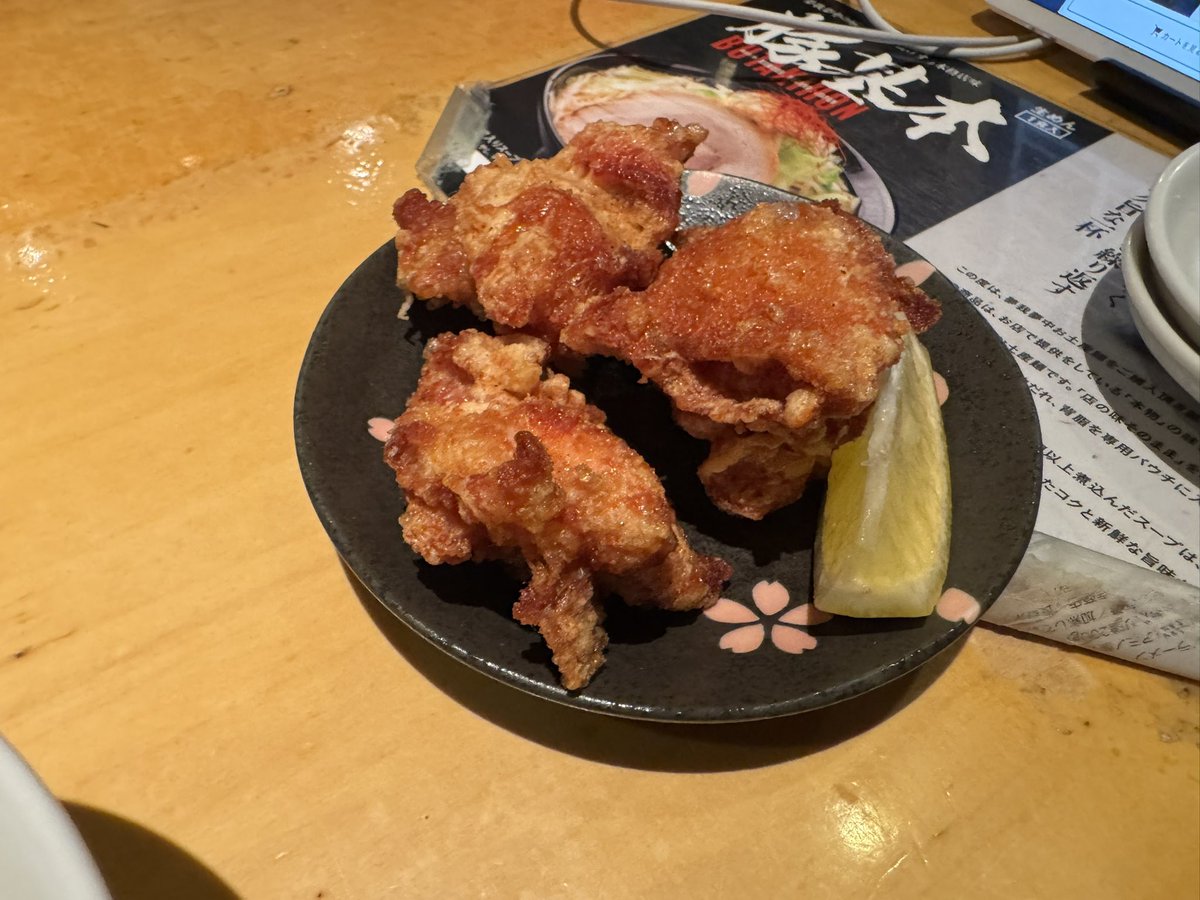 kensuke1001's tweet photo. 麺賊 夢我夢中@小諸市

「29式豚骨醤油‼︎‼︎肉ダブル‼︎‼︎!」
「魚介豚骨つけそば 並」+味玉
「ライス（小）」
「特製唐揚3個」

肉の日限定29式。
300gの肉ダブルの存在感。
濃厚豚骨醤油のスープ。主役級の焼肉とニラに卵黄にニンニク。美味すぎ。

つけは前回麺の印象良すぎたためリピート。 https://t.co/6G2qIZRgly