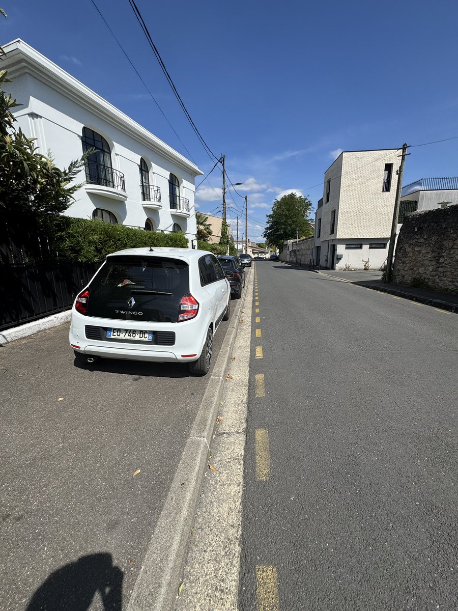 Creuselazur's tweet photo. @BxMetro c’est la fin des cours d’une Anne scolaire marquée par le laxisme de @PierreHurmic et @T_Cazenave qui légitime la présence de bagnoles garées n’importe comment aux abords de l’école. LAMENTABLE @gcum_fr @SO_Bordeaux #Bordeaux https://t.co/rWqRA5e77C