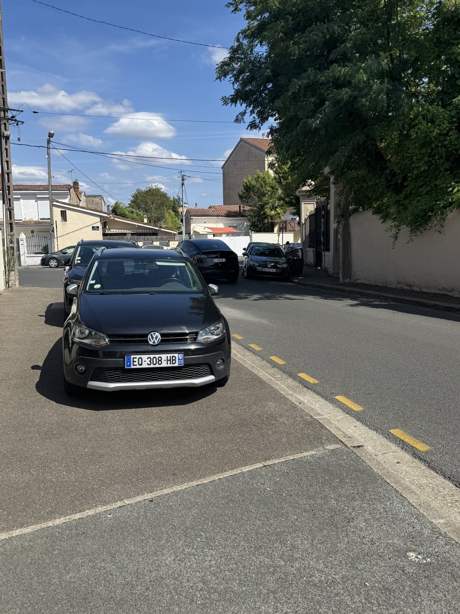 Creuselazur's tweet photo. @BxMetro c’est la fin des cours d’une Anne scolaire marquée par le laxisme de @PierreHurmic et @T_Cazenave qui légitime la présence de bagnoles garées n’importe comment aux abords de l’école. LAMENTABLE @gcum_fr @SO_Bordeaux #Bordeaux https://t.co/rWqRA5e77C