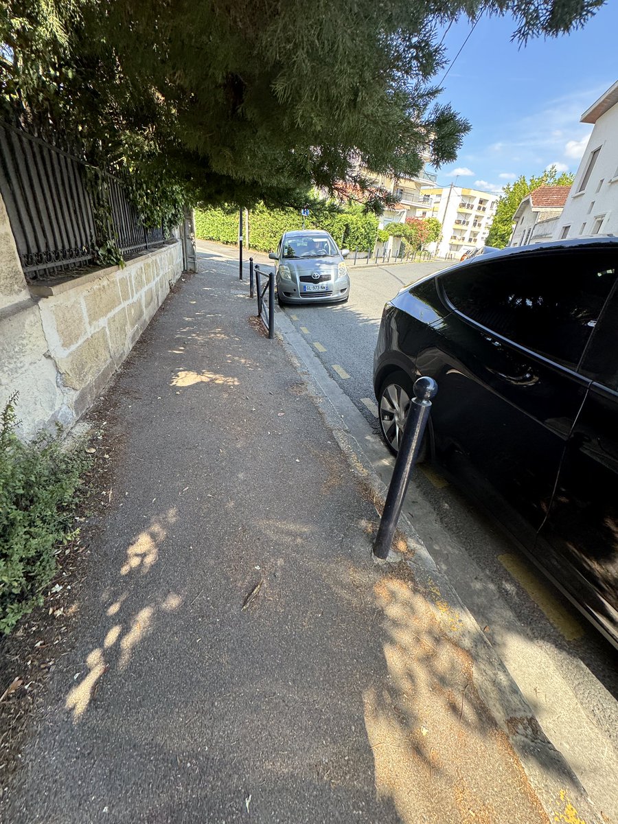 Creuselazur's tweet photo. @BxMetro c’est la fin des cours d’une Anne scolaire marquée par le laxisme de @PierreHurmic et @T_Cazenave qui légitime la présence de bagnoles garées n’importe comment aux abords de l’école. LAMENTABLE @gcum_fr @SO_Bordeaux #Bordeaux https://t.co/rWqRA5e77C