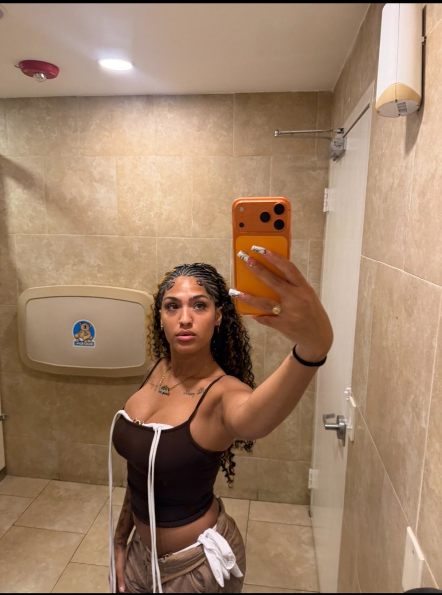 aniyahalbinox's tweet photo. Family restroom are you coming in?😳 https://t.co/bhuge7P1x0