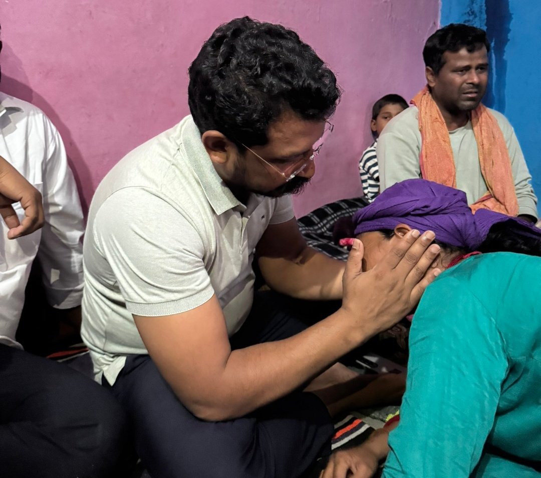 JaikyYadav16's tweet photo. एक बात तो माननी पड़ेगी कि चंद्रशेखर रावण काफी ज्यादा मेहनती और संघर्ष करने वाले व्यक्ति हैं 

वो अलग बात है कि थोड़ी सी आलोचना पर मुझे ब्लॉक किए हैं लेकिन फिर भी मुझे अच्छा लगता है जब ये किसी को न्याय दिलाने के लिए दिल से लग जाते हैं।

देश और प्रदेश में अभी वर्तमान में बहुत ही कम नेता बचे हैं जो सड़कों पर लोगों के लिए लड़ते हैं 

आज चंद्रशेखर आजाद उत्तराखण्ड केतन के घर पहुंचे जहां कुछ दिनों पहले उसकी हत्या कर दी गई थी। 

उसकी गलती सिर्फ इतनी थी कि केतन दलित था और सर्वण लड़की से प्रेम कर बैठा था।

सोचिए, 

उत्तराखंड से चंद्रशेखर को कोई वोट नहीं मिलेगा लेकिन ये बंदा बिना किसी स्वार्थ के अपने समाज के बच्चे के न्याय के लिए लड़ रहा है।