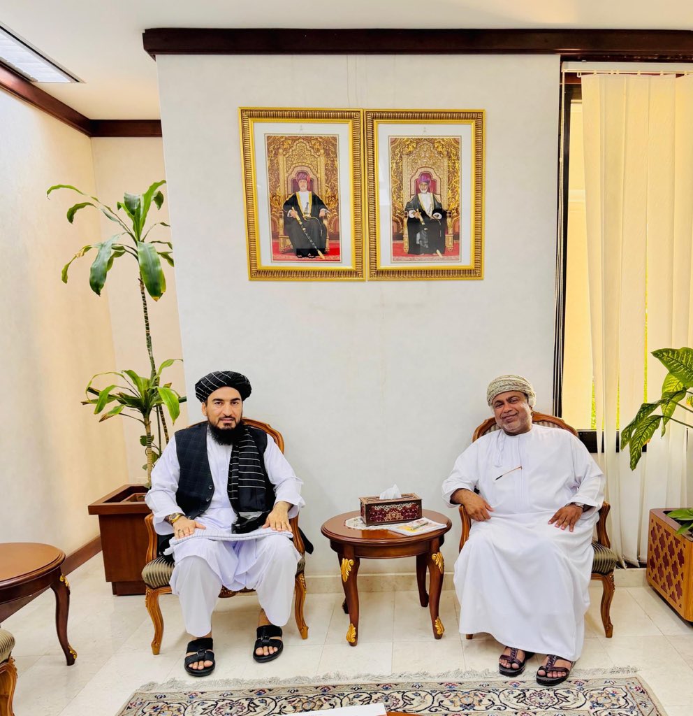 AnasHaqane's tweet photo. په عمان هیواد کې د ا.ا.ا. سفارت سرپرست ښاغلی حافظ عمر ددې هیواد د بهرنیو چارو وزارت د قونسلی چارو له رییس ښاغلی محمد بن ناصر المبسلي سره وکتل.
په یاد کتنه کې ښاغلی حافظ عمر افغانانو ته د یاد هیواد د ویزو ورکړې د بیا پیل پر موضوع خبرې وکړې. https://t.co/mEQaJ91emO