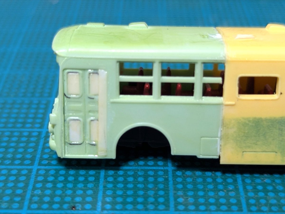 eo_tz2's tweet photo. 尺を延長したこちら
窓は最前部だけサイズが違うっぽいと実車写真と見比べているとどうも帳尻が合いません
よくよく見てみるとバスコレの前ドアは都市部事業者向けの幅広ドア仕様を再現しているよう
普段は面倒なので弄りませんが窓が上手く配置できなさそうなので何とか再現してみます
#バスコレ改造 https://t.co/GWvyjTGT1j