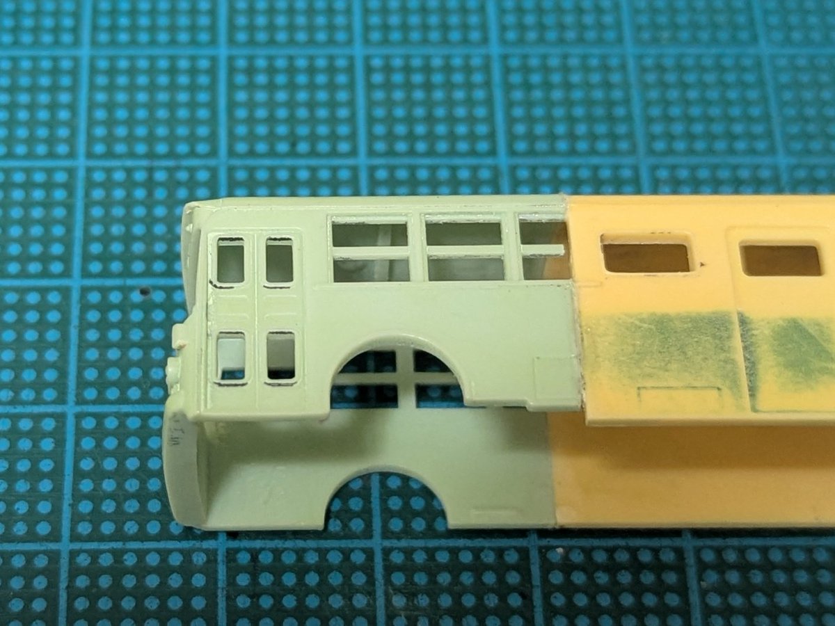 eo_tz2's tweet photo. 尺を延長したこちら
窓は最前部だけサイズが違うっぽいと実車写真と見比べているとどうも帳尻が合いません
よくよく見てみるとバスコレの前ドアは都市部事業者向けの幅広ドア仕様を再現しているよう
普段は面倒なので弄りませんが窓が上手く配置できなさそうなので何とか再現してみます
#バスコレ改造 https://t.co/GWvyjTGT1j