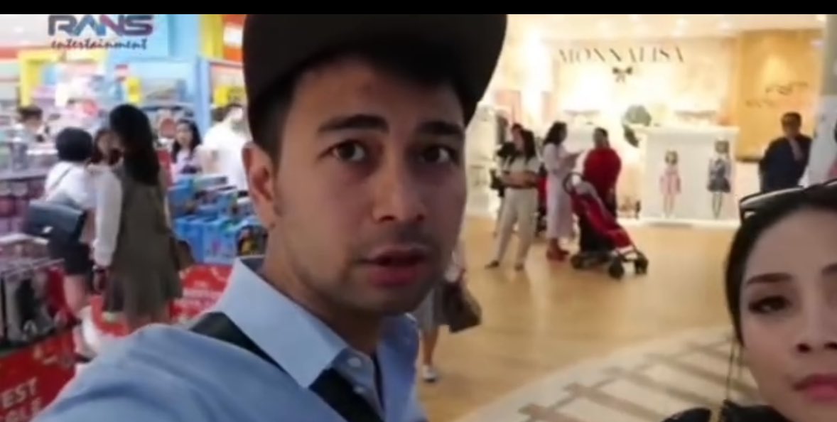 insidefolkative's tweet photo. Vlog perdana RANS Entertainment di tahun 2019. Baru tau ternyata dulu episode perdana nya Raffi Ahmad ngajarin Nagita Slavina pegang kamera buat ngevlog. 

Siapa sangka dari video ini akhirnya jadi cikal bakal kebentuknya RANS bisa sampe sekarang. https://t.co/3PnqLyiphw
