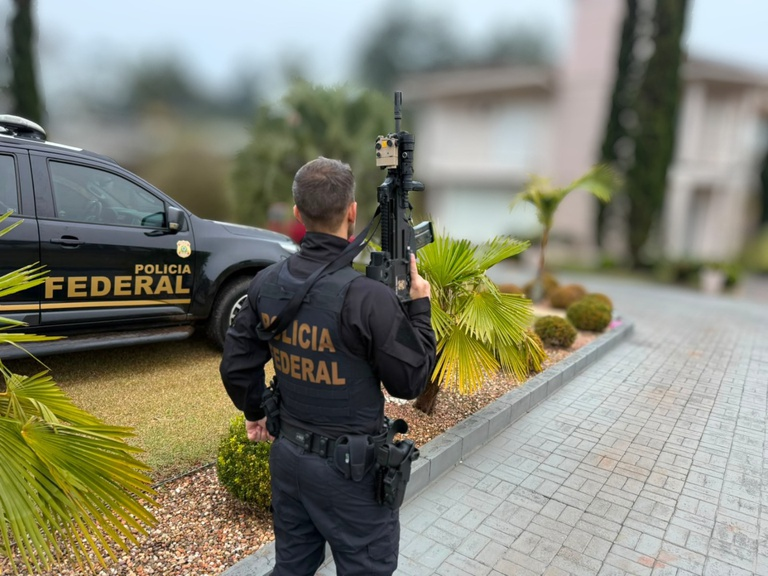 policiafederal's tweet photo. 🚔#OPERAÇÃOPF | PF deflagra Operação Solo Puro para desarticular organização criminosa investigada por contrabandear e comercializar agrotóxicos proibidos no Brasil. A ação cumpre 8 mandados de busca e apreensão, bloqueia até R$ 12 milhões em bens e valores e investiga um esquema que atuava nas fronteiras com o Uruguai, a Argentina e Paraguai. ➡️ Saiba mais: https://t.co/X5VrlfAaCO