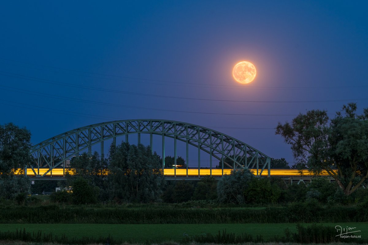 lmkndrs's tweet photo. Last evening's Strawberry Moonrise was amazing. 
@StormHour @ThePhotoHour @NASAEarth @BBCEarth 
#moon #strawberrymoon https://t.co/2OEfi3r9NJ