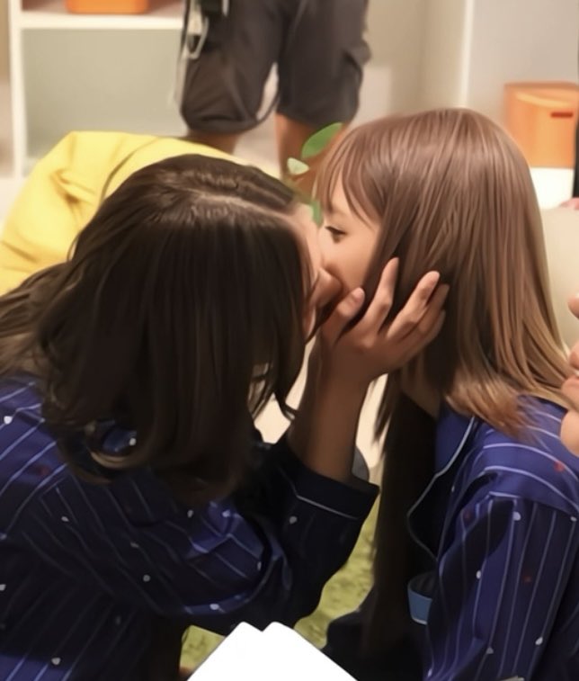 jinghuhh's tweet photo. if Jingjing kisses Jan when they're not rehearsing (and not drunk)….. THEN you can't blame me for thinking they kissed in Bonnie's outing video too https://t.co/7fe1iTnaT1