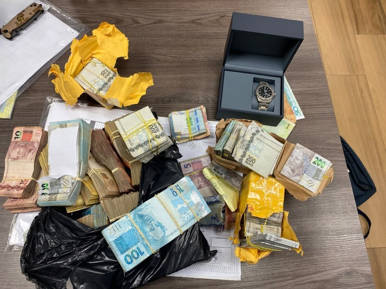 policiafederal's tweet photo. 🚓#OPERAÇÃOPF | PF deflagra 2ª fase da Operação Anáfora para aprofundar investigações sobre lavagem de dinheiro ligada ao desvio de recursos públicos, especialmente da área da saúde. A ação cumpre 14 mandados de busca e apreensão no Rio de Janeiro e investiga a ocultação de patrimônio em nome de terceiros. ➡️ Saiba mais: https://t.co/xPAp9XEYVU