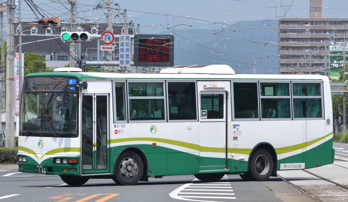 bus273NSK's tweet photo. 2.とさでん交通
グループ統合があり色々な塗装のとさでん交通バスが居ます。
高知のバスと言えばオンボロ（褒め言葉）でしたが、移籍と新車で新し目バスも増え始めてます。（PDG-も新しい部類）
MJ撮りたい… https://t.co/QQEcGZ9VTD