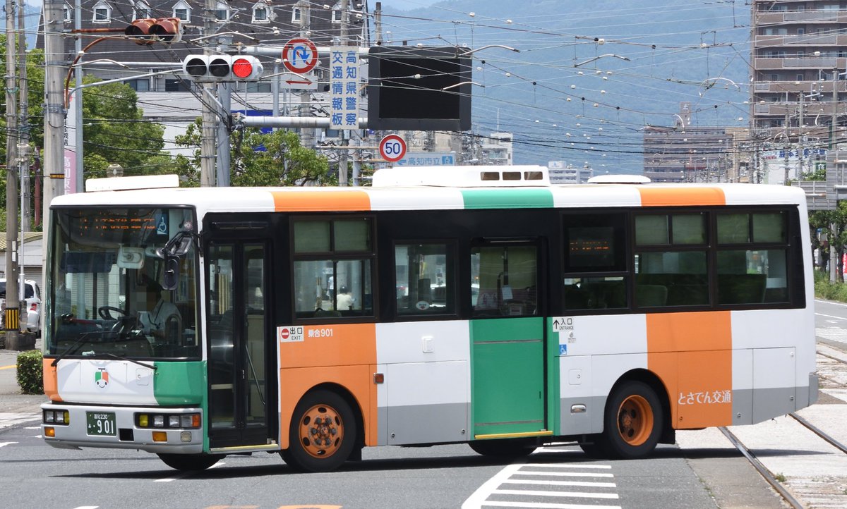 bus273NSK's tweet photo. 2.とさでん交通
グループ統合があり色々な塗装のとさでん交通バスが居ます。
高知のバスと言えばオンボロ（褒め言葉）でしたが、移籍と新車で新し目バスも増え始めてます。（PDG-も新しい部類）
MJ撮りたい… https://t.co/QQEcGZ9VTD