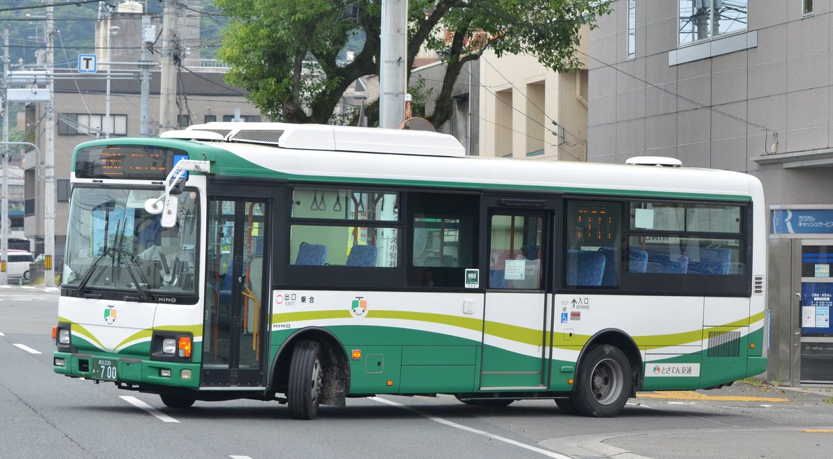 bus273NSK's tweet photo. 2.とさでん交通
グループ統合があり色々な塗装のとさでん交通バスが居ます。
高知のバスと言えばオンボロ（褒め言葉）でしたが、移籍と新車で新し目バスも増え始めてます。（PDG-も新しい部類）
MJ撮りたい… https://t.co/QQEcGZ9VTD