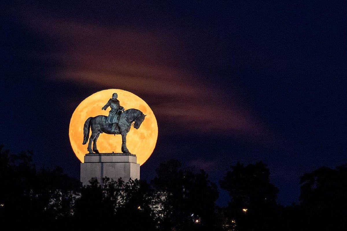 elmundoes's tweet photo. Las mejores imágenes de la espectacular Luna llena de Fresa https://t.co/iLihkgIxyh https://t.co/jhAbwV1AEl