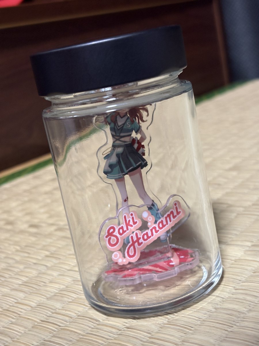 zero_651's tweet photo. 学マスのサントリーコラボのアクスタ、自販機で買う対してないメリットとしてアクスタの瓶詰めが作れる

一番くじのほぼ倍の値段で名前付きかつ同じぐらいの大きさのアクスタがランダムじゃなく手に入る訳だが…反応に困る https://t.co/SaG2JsgqDR
