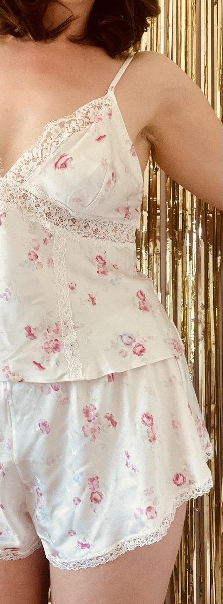 nicolerosesands's tweet photo. 💫 Soft glamour … 
#VintageGlam #OldHollywoodStyle #GlamourGirl #RetroChic #FeminineEnergy https://t.co/b2YoeBb6LM