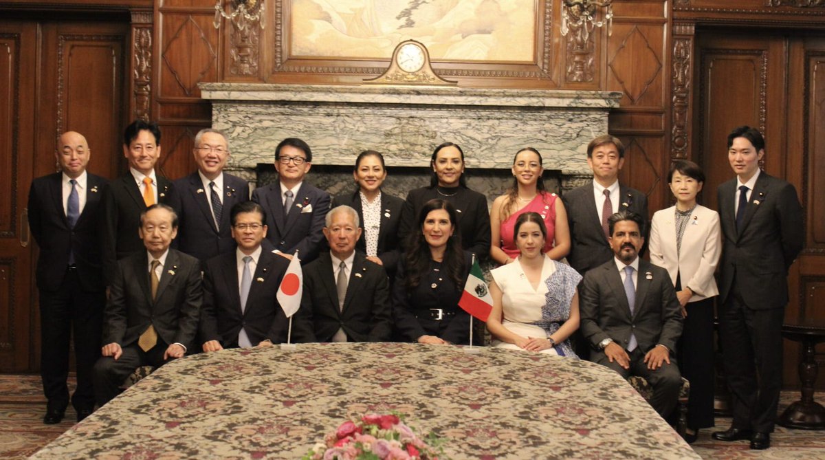 kenialopezr's tweet photo. Como Presidenta de la Cámara de Diputados, me reuní con mi homólogo, Eisuke Mori, Presidente de la Cámara de Representantes (Diputados), y con Masakazu Sekiguchi, Presidente de la Cámara de Consejeros (Senadores) de Japón.

Destaqué la importancia de que México sea reconocido en el mundo y reconocí que el Estado mexicano esté retomando una presencia internacional responsable y seria, tanto desde el Poder Ejecutivo como desde el Poder Legislativo.

Los japoneses están invirtiendo en México, lo que permite crear empleo para más mexicanos.

México es el principal socio comercial de Japón en América Latina y se ubica entre los cinco países con mayor Inversión Extranjera Directa en nuestro país. En el primer trimestre de 2026, de acuerdo con cifras oficiales de la Secretaría de Economía, Japón ocupó el cuarto lugar como país de origen de IED hacia México. Japón es uno de los principales destinos de las exportaciones agroalimentarias mexicanas y constituye un socio estratégico para sectores productivos, tecnológicos, industriales y educativos.

La cooperación educativa representa una oportunidad para que México aproveche la experiencia japonesa en innovación, disciplina tecnológica, formación de talento y vinculación entre educación, industria y desarrollo regional.

México es un referente mundial de igualdad de género. Entregué a mi homólogo la traducción al japonés de la iniciativa que consolidó el principio de paridad en México, permitiendo que la mitad de los espacios de representación popular sean ocupados por mujeres.

Actualmente, la representación de mujeres en la Cámara de Representantes (Diputados) japonesa es del 18 por ciento, lo que abre una oportunidad para intercambiar experiencias sobre liderazgo, representación, participación política e igualdad sustantiva en la vida pública.

Reconocí la trascendencia de haber electo a la Primera Ministra Sanae Takaichi, primera mujer en la historia de Japón en ocupar ese alto cargo.

Agradecí al presidente Eisuke Mori que la Cámara de Representantes de Japón realizara una sesión del Pleno cuyo punto primordial en el orden del día fue recibir a la delegación de legisladoras y legisladores mexicanos. Este gesto demuestra la importancia que Japón da a la relación con México y al fortalecimiento de los vínculos entre ambos parlamentos.

Reitero la importancia de que México y Japón continúen siendo socios estratégicos, con una relación histórica positiva que debe seguir creciendo en comercio, inversión, innovación, educación, cooperación técnica y diálogo político.