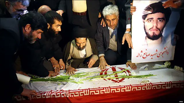 Leyllaj's tweet photo. مصادره زندگی، مرگ و هویت "صانع‌ژاله" توسط جمهوری اسلامی!

در تاریخ ماشین سرکوب جمهوری اسلامی، شاید کمتر جنایتی به اندازه ماجرای کشته شدن «صانع ژاله» در ۲۵ بهمن ۱۳۸۹، ابعاد وقاحت یک سیستم را عریان کرده باشد.

رژیم کثیف ج.ا در این جنایت از تکنیکی استفاده کرد که در ادبیات سیاسی به آن «شهید دزدی» می‌گویند؛ یعنی مصادره عقاید جان‌باختگان، وقتی ماشین سرکوب، قاتل را عزادار جا می‌زند!!!

صانع ژاله، یک جوان کرد اهل سنت از پاوه و دانشجوی ادبیات نمایشی دانشگاه هنر تهران بود. جوانی عاشق زندگی، هنر و آزادی که در یک فیلم کوتاه دانشجویی اعتراضی به نام «آجری در دیوار» بازی کرده بود؛ فیلمی که توسط دولت توقیف شد.

در روز ۲۵ بهمن ۱۳۸۹، در پی فراخوان رهبران جنبش سبز، صانع به خیابان‌های تهران رفت. در جریان تعقیب و گریز با نیروهای لباس شخصی و یگان ویژه، او از ناحیه سینه هدف اصابت مستقیم گلوله جنگی قرار گرفت و جاویدنام شد،
در همان روز رژیم محمد مختاری و امیرحسین طهرانچی را هم از ما گرفت.

پس از مرگ او، حکومت برای توجیه سرکوب‌ها تصمیم گرفت هویت و عقاید او را مصادره کند و صانع را یک «بسیجی وفادار» جا بزند که توسط سازمان مجاهدین خلق ترور شده است!.

صبح روز بعد از قتل، پسرخاله او "زین‌الدین انصاری" که عضو حراست سپاه پاسداران بود، در اوج بی اخلاقی با سوءاستفاده از اعتماد خانواده به در خانه آن‌ها در پاوه رفت و عکسی از صانع گرفت. چند ساعت بعد، خبرگزاری‌های حکومتی دقیقاً همان عکس را روی یک «کارت عضویت بسیج» جعلی منتشر کردند! =))

در ادامه شبکه Press TV با همان پسرخاله سپاهی و مادرجنده‌ او مصاحبه کرد و در زیرنویس، او را به دروغ «پدر صانع ژاله» معرفی کرد که می‌گوید پسرش را منافقین کشته‌اند!!!

زمانی که دوستان صانع اسناد و عکس‌های او در میان منتقدان و دیدار با منتظری را منتشر کردند، این دستگاه تبلیغاتی دچار تناقض شد و دروغشان به سرعت لو رفت، و در ادامه حسین‌شریعتمداری برای جمع کردن این رسوایی بزرگ در تلویزیون حاضر شد و به دروغ ادعا کرد که صانع «نفوذی» و خبرچین روزنامه کیهان در میان دانشجویان معترض بوده است.

خانواده صانع ژاله در برابر این هجمه سنگین و توهین‌آمیز مقاومتی تاریخی از خود نشان دادند و با قاطعیت پیشنهاد رشوه ۷۵ میلیون تومانی مسئولان بسیج برای پذیرش این روایت جعلی را رد کردند. برادر او، قانع‌ژاله، در گفتگو با رسانه‌های بین‌المللی و VOA پرده از سناریوی ساخت کارت جعلی بسیج و خیانت پسرخاله‌اش برداشت، اما بلافاصله به دلیل این افشاگری توسط ماموران وزارت اطلاعات بازداشت و شکنجه شد.

ابعاد این سرکوب تنها به خانواده محدود نماند؛ حکومت در روز تشییع جنازه، فضای دانشگاه هنر را به یک نمایش قدرت نظامی با حضور چهره‌های سرشناس سیاسی و امنیتی تبدیل کرد و دانشجویانی را که برای همراهی پیکر هم‌دانشگاهی خود آمده بودند، به شدت مورد ضرب و شتم قرار داد.

فاجعه‌بارتر آنکه نیروهای امنیتی حدود ۴۰ نفر از دانشجویان را به گروگان گرفته و برای اخذ اعترافات اجباری جهت اثبات سناریوی دروغین حکومت، آن‌ها را ساعت‌ها آویزان کرده و تحت شکنجه‌های فیزیکی قرون وسطایی قرار دادند و دانشگاه را تبدیل به شکنجه‌گاه کردند.!!

در نهایت نیز دستگاه قضایی که خود حافظ منافع سرکوبگران است، پرونده این قتل را بدون معرفی هیچ قاتلی در دادسرای اوین مختومه اعلام کرد. 

داستان صانع ژاله، روایتی از تقابل حقیقت با وقاحت سیستماتیک است. سرنوشت او و روند ناتمام دادخواهی‌اش به روشنی نشان می‌دهد با سیستمی روبرو هستیم که برای بقای خود، نه تنها شهروندانش را می‌کشد، بلکه جان، هویت و حتی مزار آن‌ها را نیز مصادره می‌کند. با این حال، اراده مدنی و مقاومت خانواده ژاله باعث شد تا صانع هرگز به ابزار مشروعیت‌بخشی قاتلانش تبدیل نشود؛

در حالی که بنیاد شهید قصد داشت سنگ قبری منقش به واژه «شهید»، «بسیجی» و پرچم جمهوری اسلامی نصب کند، مقاومت پدر و مادر مانع از این اقدام شد. خانواده ژاله با نصب سنگ قبری مستقل که توسط خودشان تهیه شده بود، علت مرگ فرزندشان را به صراحت «مرگ بر اثر اصابت گلوله» درج کردند تا از هرگونه مصادره ایدئولوژیک جلوگیری نمایند. آن‌ها در ویدئویی که بر سر مزار فرزندشان ضبط شد، به زبان کردی ضمن تکذیب تمامی تهمت‌های حکومت، اعلام کردند که تهمت‌زنندگان روسیاه شده‌اند.

او امروز نمادی ماندگار از تقاطع ستم و مقاومت در تاریخ معاصر ایران است که انحصار روایت را از چنگال ساختار قدرت بیرون کشید.

#جاویدشاه
#بایگانی_جنایات
​#صانع_ژاله