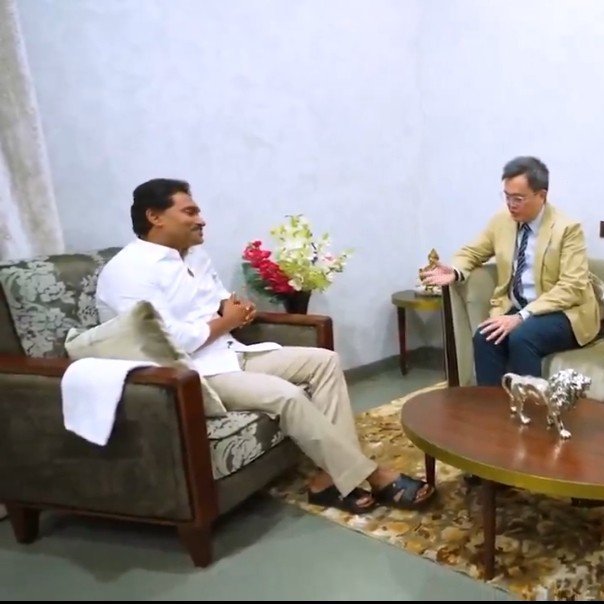 AP_CRDANews's tweet photo. 🇸🇬Meeting Two Key People in Andhra Pardesh in just 24 Hrs Span ?

🔸Excited to see what developments are coming next!

#AndhraPradesh https://t.co/Q9fJmWX3xd