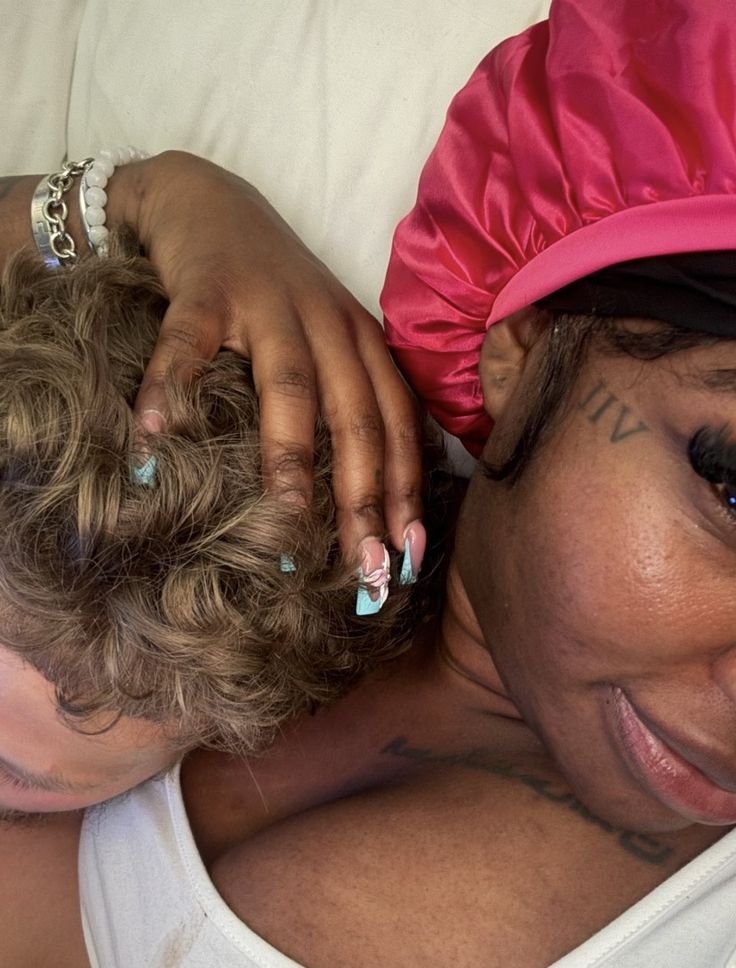 Ifanyima's tweet photo. "I'm not even clingy I hate people touching me"

Me with the right person : https://t.co/SyfRHDWLcs