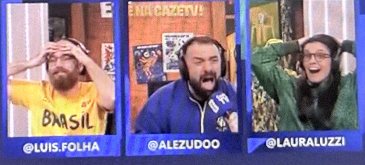 TheClownNow's tweet photo. LAMENTÁVEL:

Um dos momentos mais constrangedores desta copa em termos de transmissão do evento, foi o jogo entre a Argélia contra a Áustria, pela @CazeTVOficial 

Estávamos nos acréscimos, partida empatada 2X2, o que levaria as duas seleções para a próxima fase. 

Aos 92:52, com previsão de ir aos 94:00 minutos, Mahrez faz um gol para a Argélia. 

Aí a comentarista @lauraluzzi começou a lacrar, com papo que acreditou no time, gol pra vingar toda uma nação, enfim, deu por encerrado o jogo, com narrativa diferenciada. 

Só que futebol não é do jeito que ela pensa que é. 

Aos 95:07 a Áustria faz um gol, para espanto dela e dos colegas de bancada @Luis_Folha e @alezudoo que começaram aquela máxima de que futebol é isso e aquilo.

Esses novos narradores e comentaristas, ainda tem muito que aprender. Conversam demais durante o jogo, com a bola rolando e muitas vezes até perdem o gol, quando vê a bola já entrou e começa a gritaria. 

As emissoras deveriam fazer um treinamento melhor para a equipe de profissionais, e isso não é exclusividade da @CazeTVOficial , as outras estão bem ruim, o que está levando muitos a retornarem para o antigo @galvaobueno no @SBTonline 

#ALGAUT 
#ALGxAUT 
#FIFAWorldCup
#CopaNaCazéTV