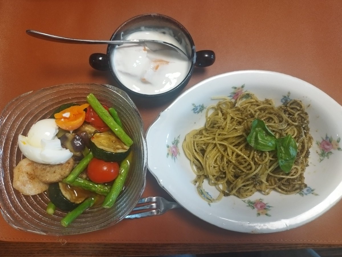 98000k's tweet photo. 先週の麺類🥰
イカとナスビのトマトソースパスタ⇒キャベツ畑の焼きそば（とお好み焼き）⇒伊藤久右衛門の抹茶そば⇒ジェノベーゼパスタ（と焼野菜と自家製ヨーグルト）🥰
#麺路は続くよどこまでも https://t.co/2VULDlL17D