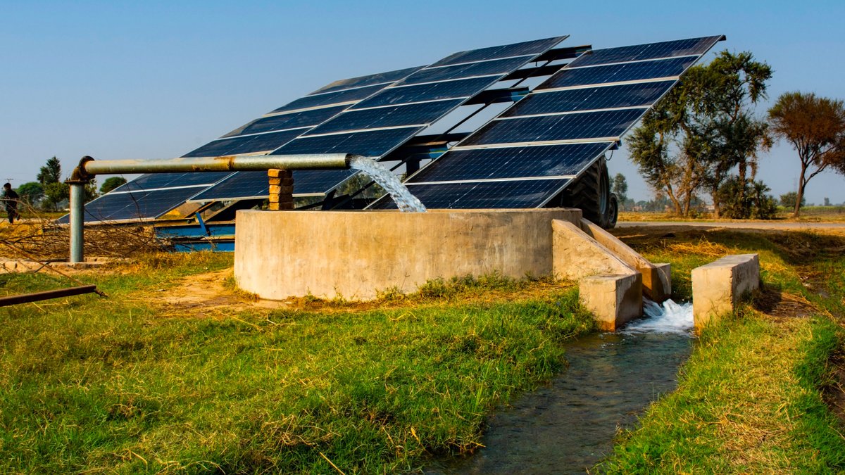 republicoftogo's tweet photo. Entre 2024 et 2025, 467 systèmes de #pompage #solaire photovoltaïque ont été installés à travers le pays, principalement dans les régions des #Plateaux (189), #Maritime (100) et de la #Kara (90) #Irrigation 
https://t.co/4LpHUA33UM https://t.co/RWYJf6sC5j