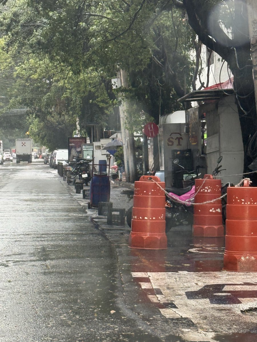 roescara1's tweet photo. @comsocSEDUVI @MexLibre_MH @AlcaldiaMHmx 
La cantidad de bienes Most trinos para apartar lugares en la vía pública, es exagerada todo frente a las oficinas del SAT en la calle Bahía de Santa Bárbara nos pueden apoyar ? https://t.co/LVGvZoZrym