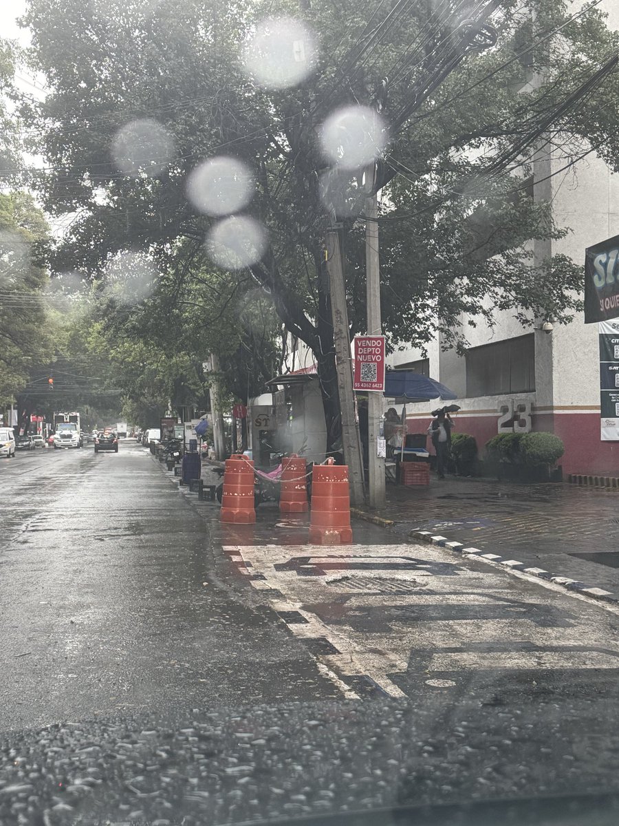 roescara1's tweet photo. @comsocSEDUVI @MexLibre_MH @AlcaldiaMHmx 
La cantidad de bienes Most trinos para apartar lugares en la vía pública, es exagerada todo frente a las oficinas del SAT en la calle Bahía de Santa Bárbara nos pueden apoyar ? https://t.co/LVGvZoZrym