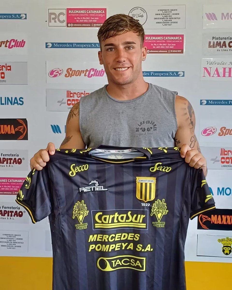 infobae's tweet photo. DETUVIERON AL HIJO DEL PRESIDENTE DE ROSARIO CENTRAL CON UN REVÓLVER

Matías Belloso fue aprehendido junto a otros tres jóvenes en un procedimiento que realizó el Comando Radioeléctrico en Granadero Baigorria, ciudad vecina a Rosario. Tenían un calibre 22 largo en el Peugeot 208 en el que se desplazaban.

Matías Belloso (26), uno de los hijos del presidente de Rosario Central Gonzalo Belloso y ex futbolista de Almirante Brown, fue aprehendido en la tarde de este lunes en un operativo que realizó el Comando Radioeléctrico en Granadero Baigorria, ciudad vecina a Rosario. Estaba junto a otros tres jóvenes en un Peugeot 208 gris, donde la Policía incautó un revólver calibre 22 largo.

Infobae 📎 https://t.co/vINtOvg5NR